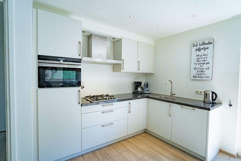 Voll ausgestattete Kueche im Holiday home de Parel 150 in De Dennen, Texel fuer einen komfortablen Aufenthalt.