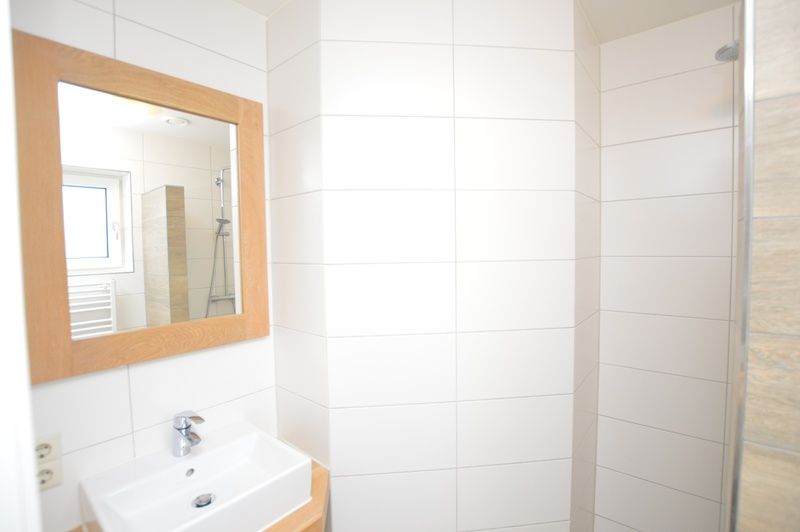 Modernes Badezimmer des Ferienhauses de Parel 150 in De Dennen, Texel, mit glatter Oberflaeche.