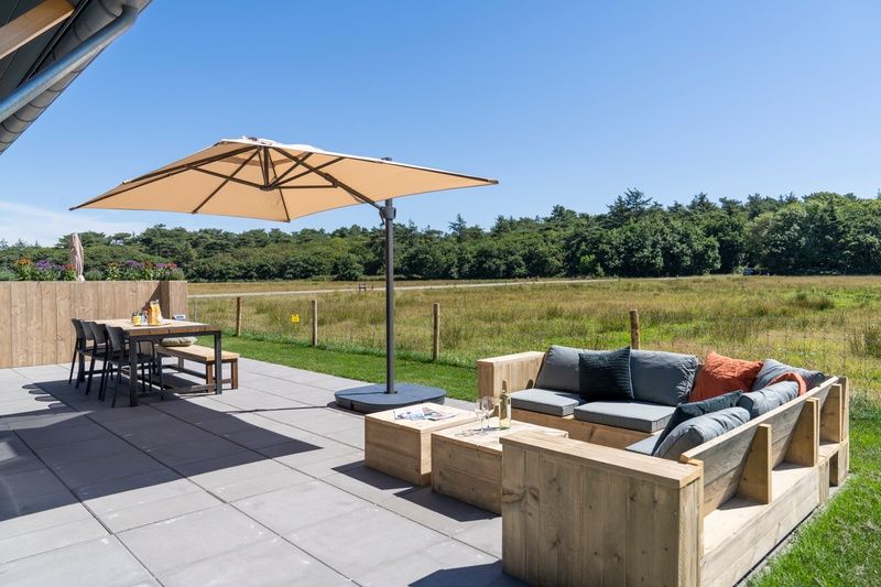 Gemuetliche Sitzecke auf der Terrasse des Ferienhauses 2, De Dennen, Texel, Waddeninseln.