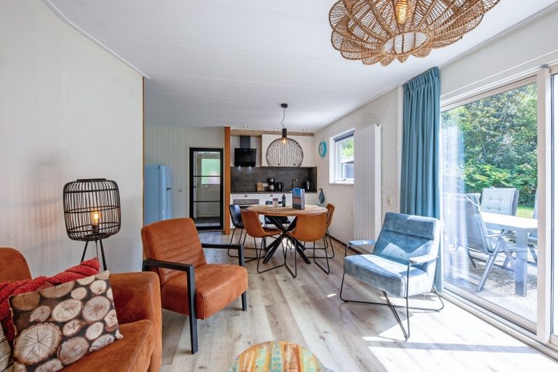 Moderne open keuken in vakantiehuis de Parel 162, Bungalowpark de Parel, Texel, met eetruimte en veel licht.