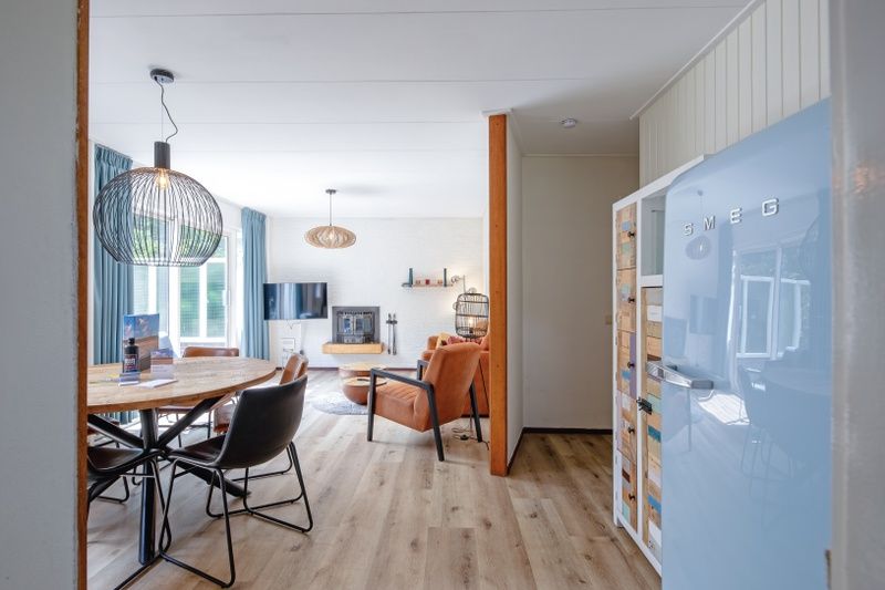 Binnenzicht van vakantiehuis de Parel 162 in Bungalowpark de Parel, De Dennen, Texel met lichte en ruime woonkamer.