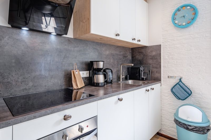 Volledig uitgeruste keuken van vakantiehuis de Parel 162 in Bungalowpark de Parel, Texel met moderne apparatuur.