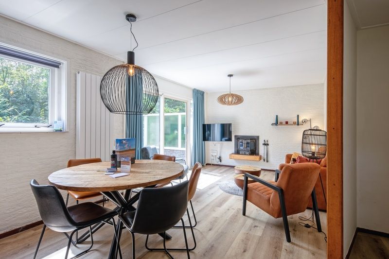 Gezellige eetruimte met uitzicht op tuin in vakantiehuis de Parel 162, Bungalowpark de Parel, Texel.