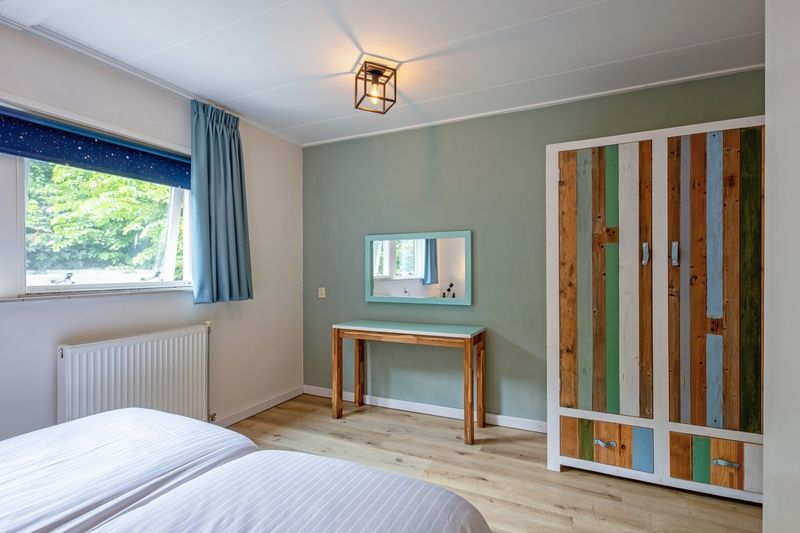 Comfortabele slaapkamer in vakantiehuis de Parel 162, Bungalowpark de Parel, De Dennen, Texel met veel lichtinval.