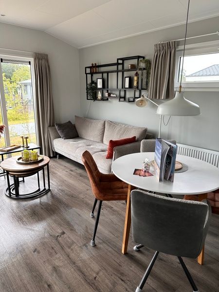 Gezellige zithoek in Vakantiepark de Bremakker - Bosveld 148, De Dennen, Texel met comfortabele banken en moderne inrichting.