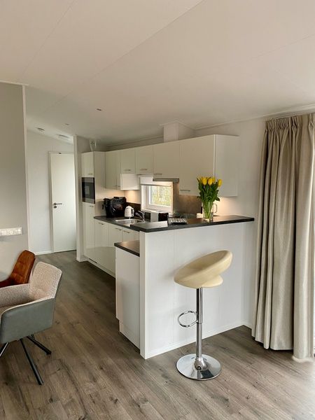 Moderne keuken in Vakantiepark de Bremakker - Bosveld 148, De Dennen, Texel met bar en frisse uitstraling.