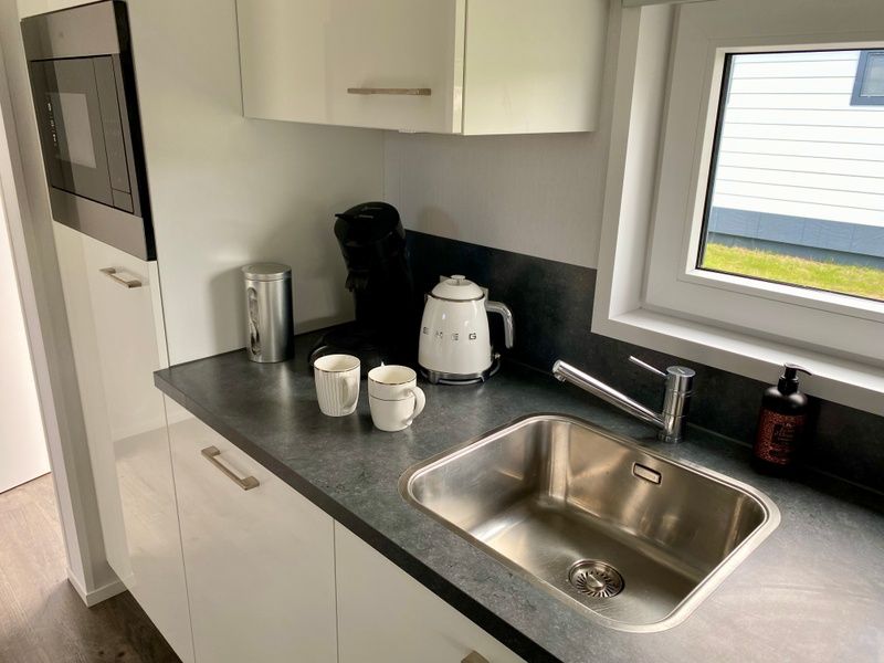 Compacte keukenhoek in Vakantiepark de Bremakker - Bosveld 148, De Dennen, Texel met moderne apparatuur.
