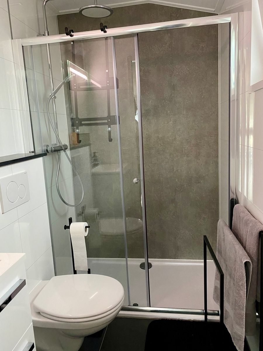 Moderne badkamer in Vakantiepark de Bremakker - Bosveld 148, De Dennen, Texel met ruime douche en strak design.