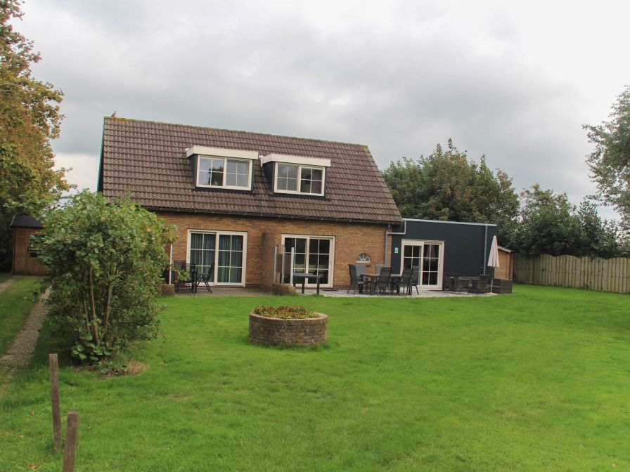 Ferienhaus Dove in De Dennen, Texel mit grossem gruenen Garten und Terrasse.