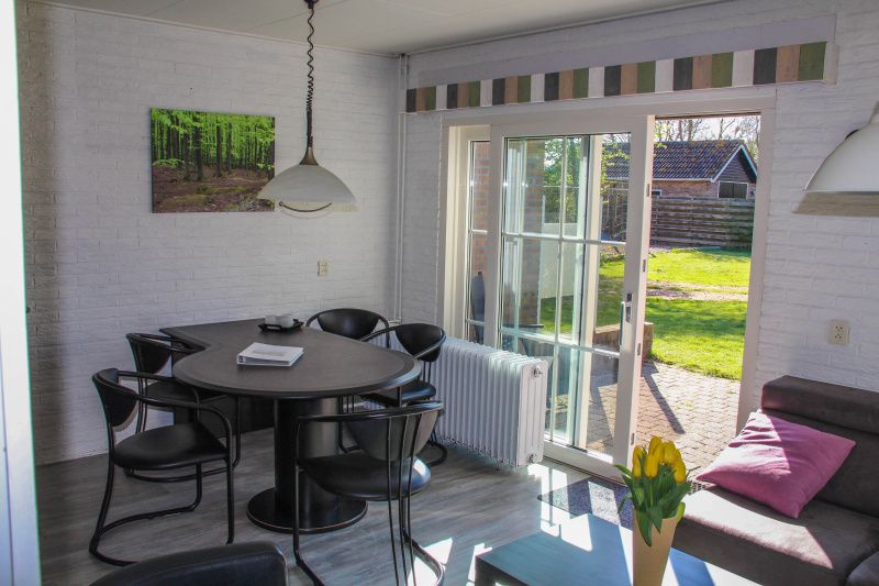 Helles Esszimmer im Ferienhaus Dove, De Dennen, Texel mit Blick auf den Garten.