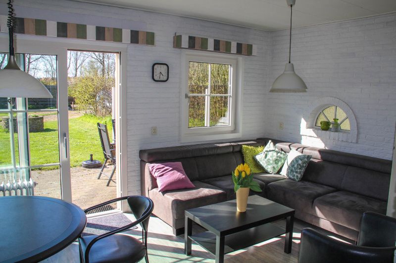Gemuetliche Sitzecke im Ferienhaus Dove, De Dennen, Texel mit Gartenblick.