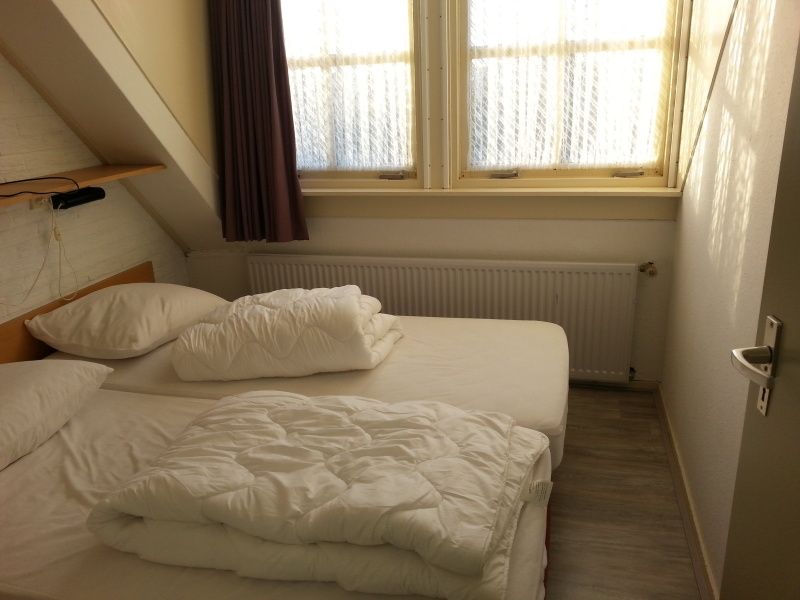 Ruhiges Schlafzimmer im Ferienhaus Duif, De Dennen, Texel mit viel Tageslicht.