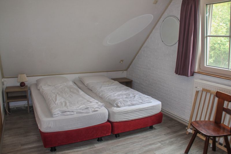 Zweites Schlafzimmer im Ferienhaus Duif, De Dennen, Texel mit zwei Einzelbetten.