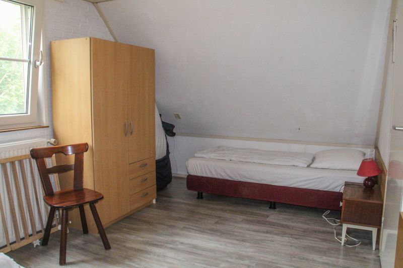 Einzelzimmer im Ferienhaus Duif, De Dennen, Texel mit Tageslicht.