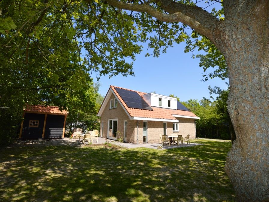 Ferienhaus De Nagtegaal 23 in De Dennen Texel mit grossem Garten und Terrasse zum Entspannen.