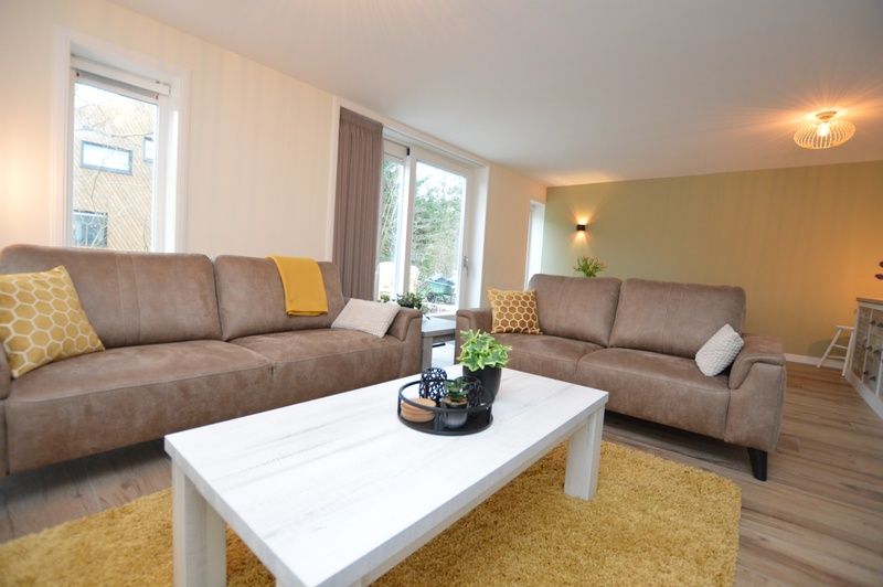 Gemuetliche Sitzecke im Ferienhaus De Nagtegaal 23 in De Dennen Texel, ideal zum Entspannen.