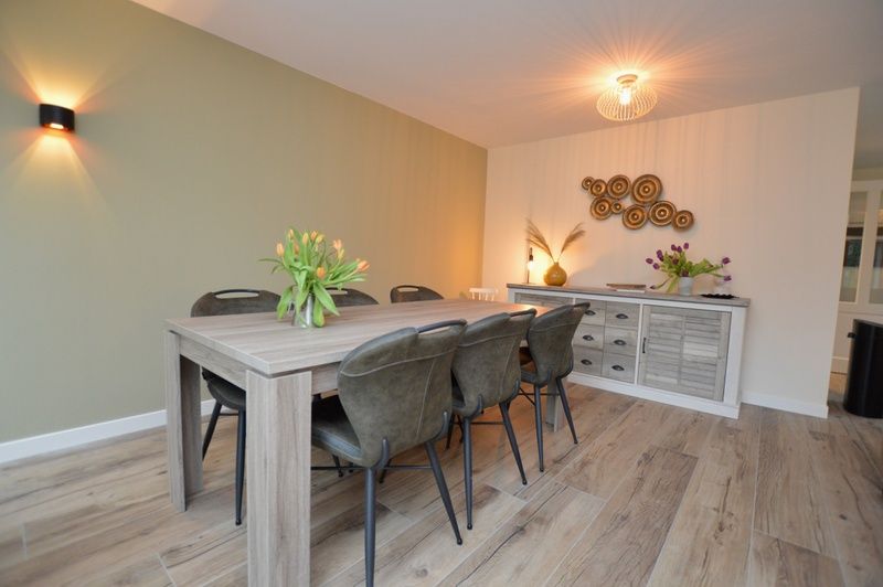 Modernes Esszimmer im Ferienhaus De Nagtegaal 23 in De Dennen Texel, mit Zugang zur Terrasse.