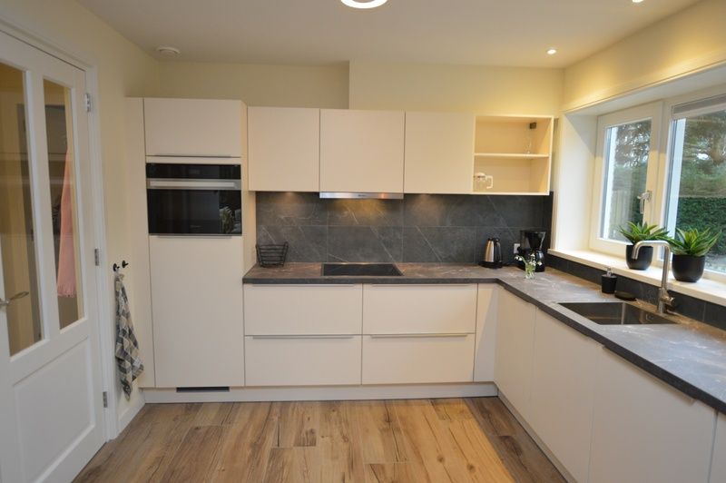 Funktionelle Kueche im Ferienhaus De Nagtegaal 23, De Dennen Texel, ideal fuer kulinarische Liebhaber.