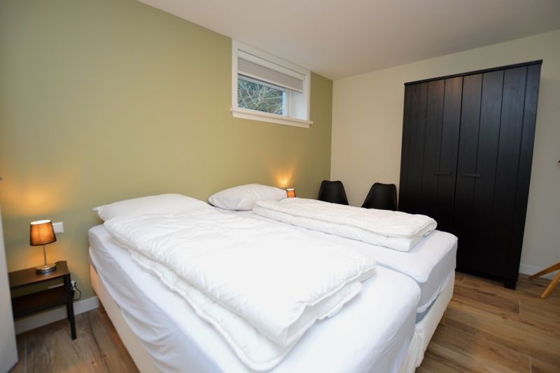 Gemuetliches Schlafzimmer im Ferienhaus De Nagtegaal 23, De Dennen Texel, mit bequemen Betten.