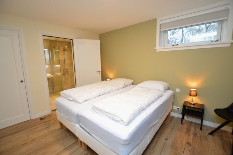 Geraeumiges Schlafzimmer mit eigenem Badezimmer im Ferienhaus De Nagtegaal 23, De Dennen Texel, fuer hoechsten Komfort.