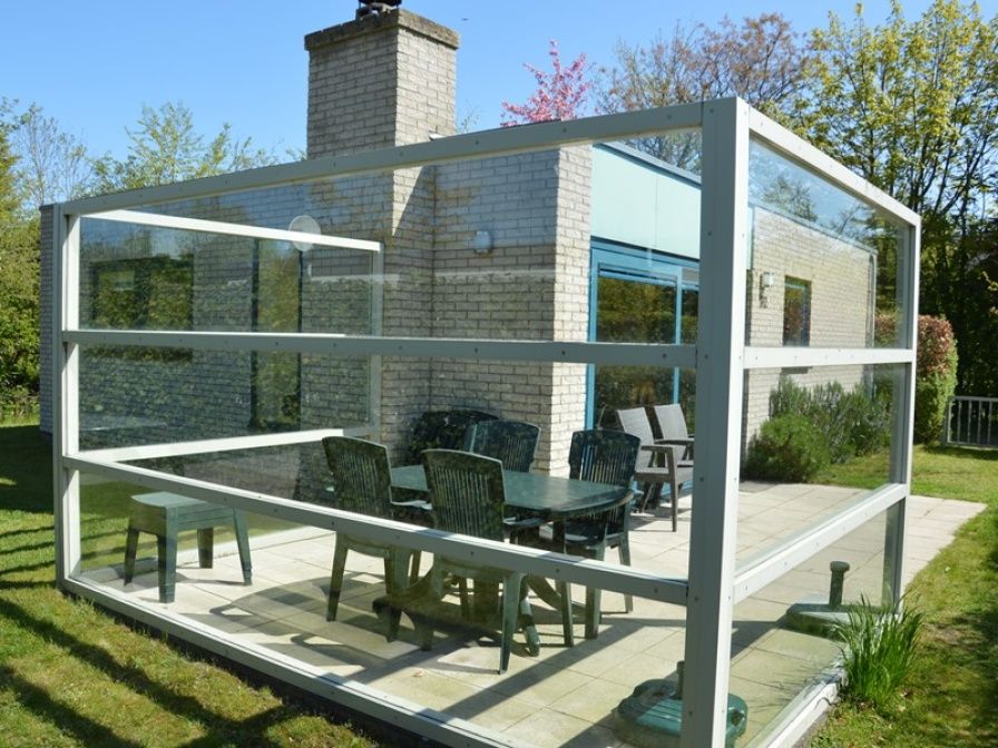 Geniessen Sie die sonnige Terrasse des Ferienhauses de Parel 192 in De Dennen, Texel, wo Sie sich in der Natur entspannen koennen.