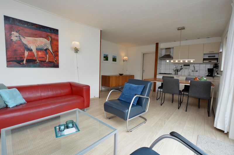 Gemuetliche Essecke im Ferienhaus de Parel 192, De Dennen, Texel mit Blick auf die gruene Umgebung.