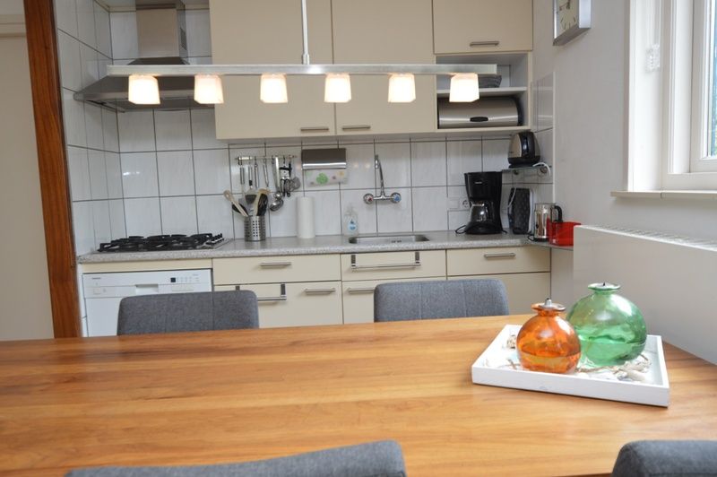 Schlafzimmer mit Einzelbett im Holiday home de Parel 192, De Dennen, Texel, ideal fuer eine ruhige Nachtruhe.