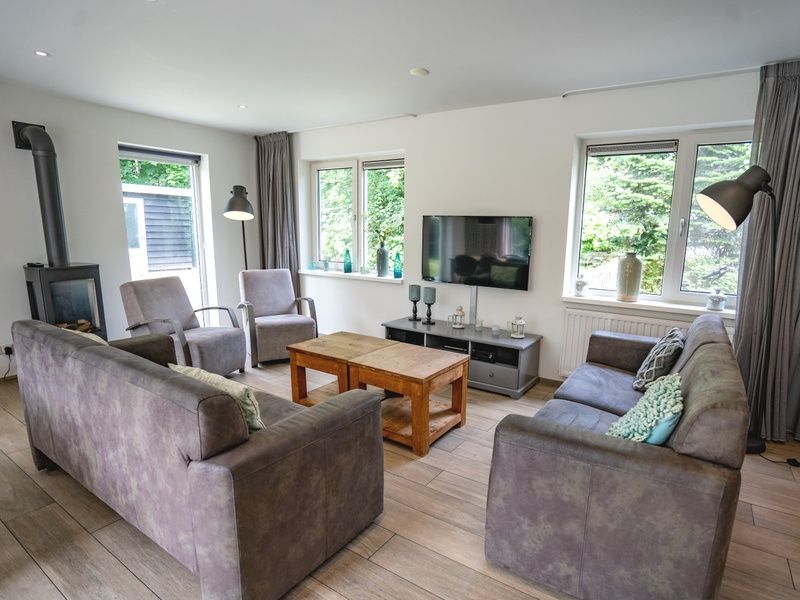 Gemuetliche Sitzecke im Ferienhaus de Parel 152, De Dennen, Texel mit grossen Fenstern.