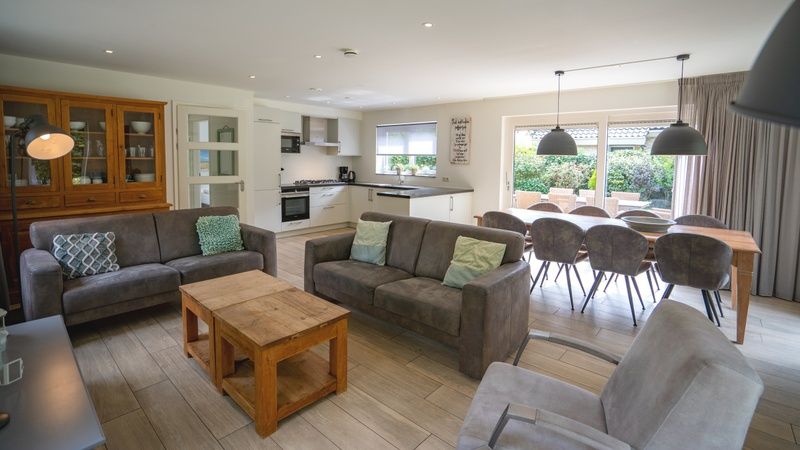 Stilvolles Wohnzimmer und Kueche im Ferienhaus de Parel 152, De Dennen, Texel.