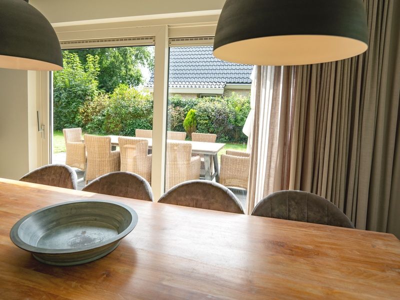 Esstisch mit Gartenblick im Ferienhaus de Parel 152, De Dennen, Texel.