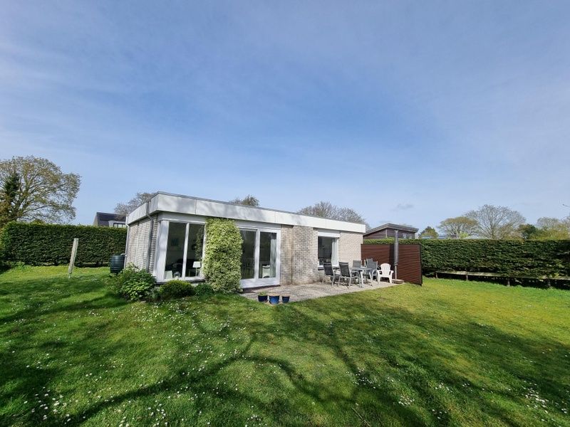 Blick auf den gruenen Rasen im Bungalowpark 't Hoogelandt - Ferienhaus 'Jubefe', Texel, Watteninseln.