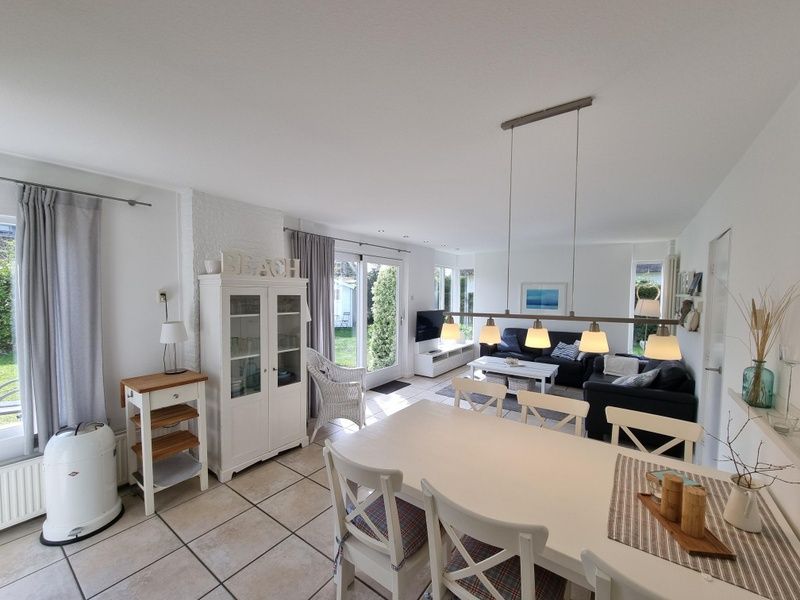 Gemuetliches Ess- und Wohnzimmer im Ferienhaus 'Jubefe', Bungalowpark 't Hoogelandt, Texel, Waddeninseln.