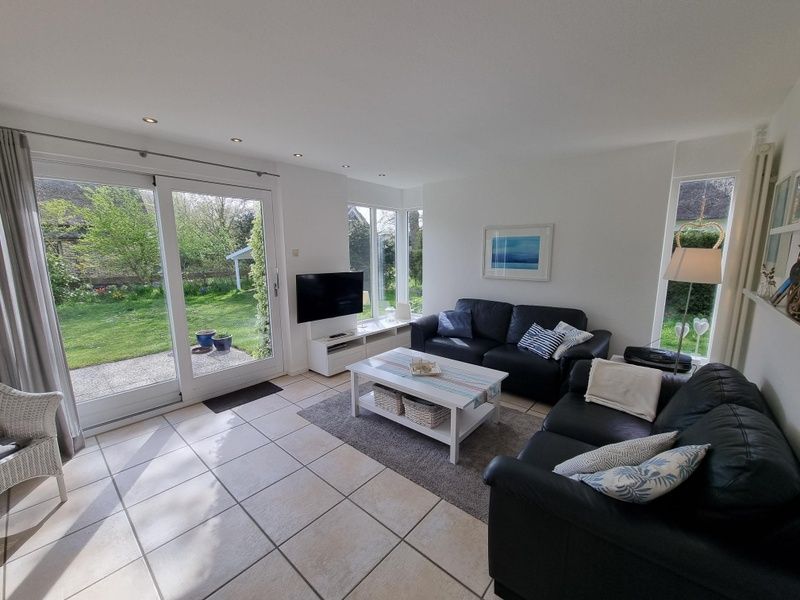 Helles Wohnzimmer mit Blick auf den Garten im Ferienhaus 'Jubefe', Bungalowpark 't Hoogelandt, Texel.