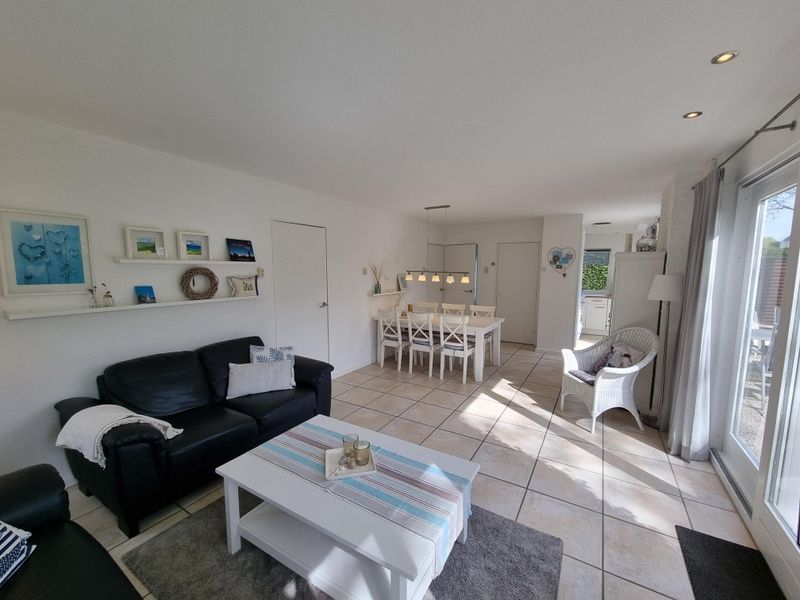 Geraeumiger Wohnraum im Ferienhaus 'Jubefe', Bungalowpark 't Hoogelandt, De Dennen, Texel, Watteninseln.