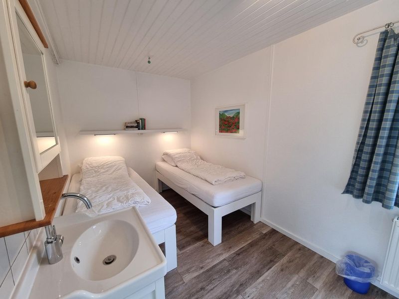 Schlafzimmer mit zwei Einzelbetten im Ferienhaus 'Jubefe', Bungalowpark 't Hoogelandt, Texel.