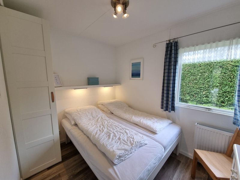 Komfortables Schlafzimmer mit Doppelbett im Ferienhaus 'Jubefe', Bungalowpark 't Hoogelandt, Texel.