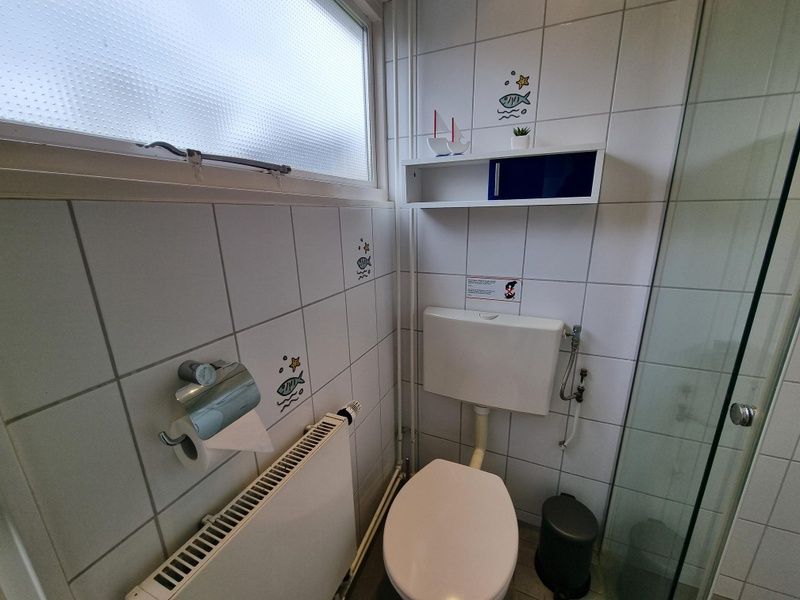 Badezimmer mit Dusche in Ferienhaus 'Jubefe', Bungalowpark 't Hoogelandt, Texel, Waddeninseln.