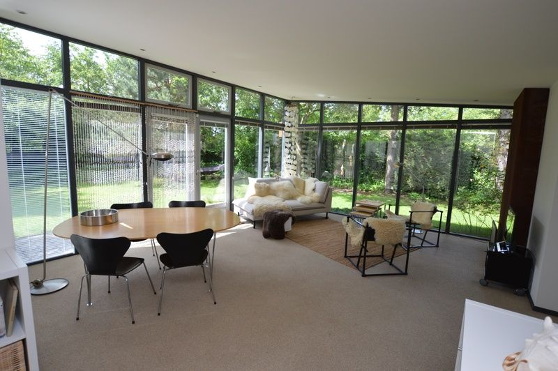 Helles Wohnzimmer des Ferienhauses 't Hoogelandt 202 - Aan Zee, Texel mit Blick auf den Garten in De Dennen.