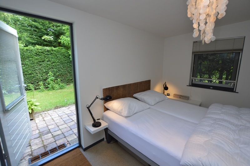 Schlafzimmer mit direktem Zugang zum Garten im Ferienhaus 't Hoogelandt 202 - Aan Zee, Texel, ideal zum Entspannen.