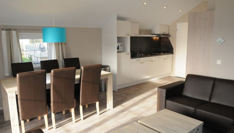 Dining and kitchen area in Lodge - 6 persons, vacation home De Dennen, Texel.