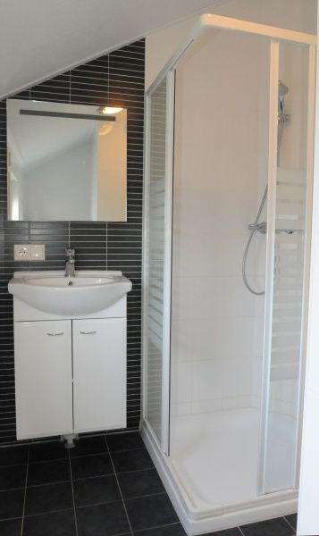 Modern bathroom with shower in Lodge - 6 persons, De Dennen, Texel.