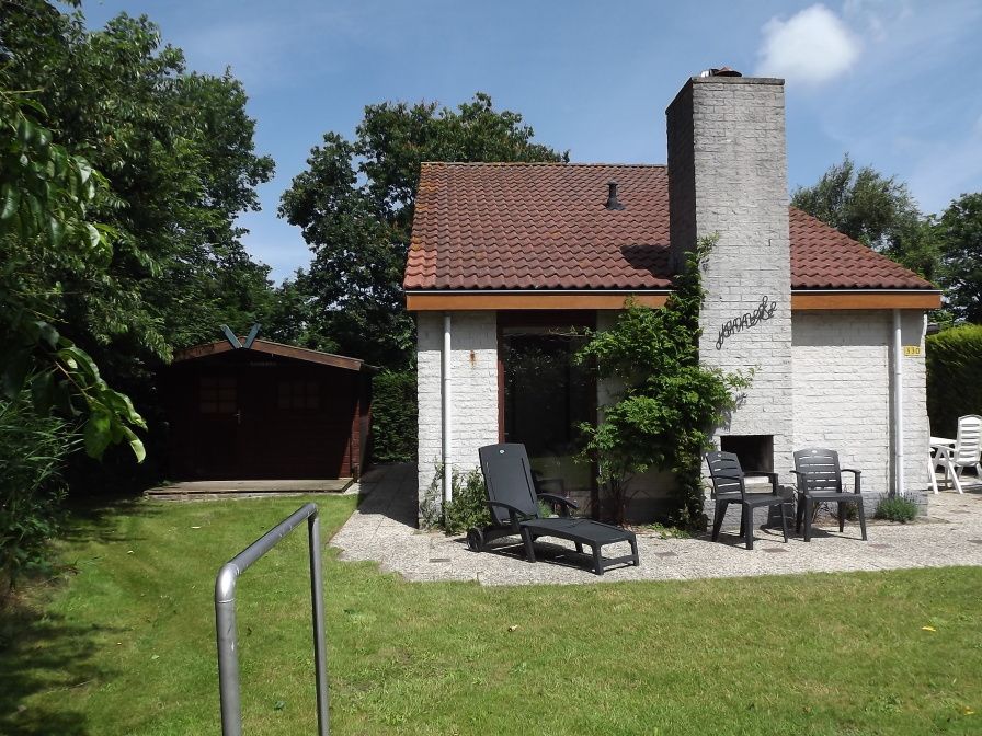 Vakantiehuis Gortersmient 330 in De Dennen, Texel met zonnig terras en groene omgeving.