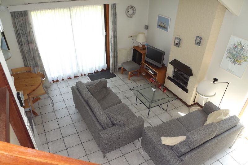 Gezellige woonkamer van Vakantiehuis Gortersmient 330 in De Dennen, Texel met comfortabele banken.