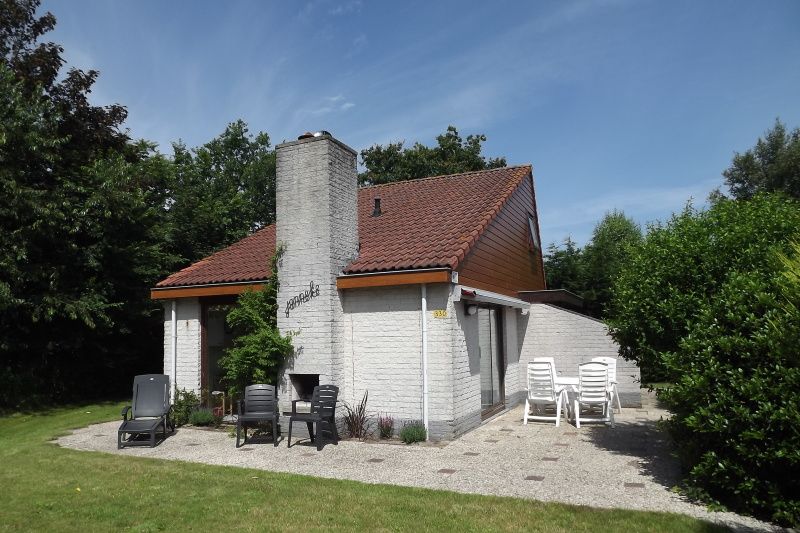 Buitenzijde van Vakantiehuis Gortersmient 330 in De Dennen, Texel met ruime tuin en zitgelegenheid.