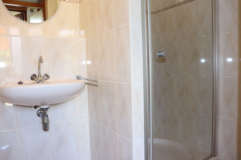 Badkamer van Vakantiehuis Gortersmient 330 in De Dennen, Texel met moderne douche en wastafel.