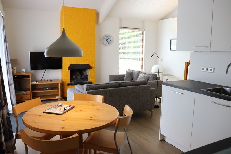 Eethoek en keuken van Vakantiehuis Gortersmient 330 in De Dennen, Texel met moderne faciliteiten.