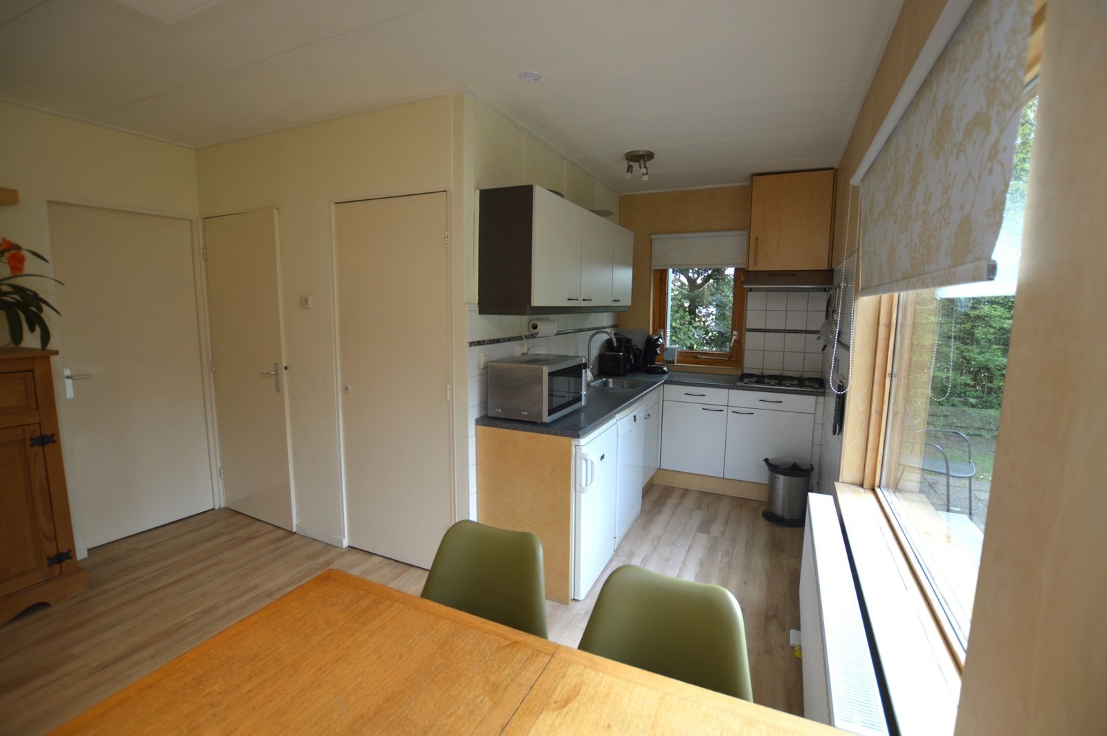 Moderne keuken in Vakantiehuis De Nagtegaal 19, De Dennen Texel met uitzicht op de tuin.