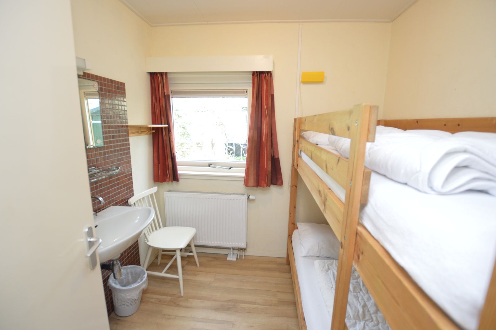 Kinderkamer met stapelbed in Vakantiehuis De Nagtegaal 19, De Dennen Texel met wastafel.