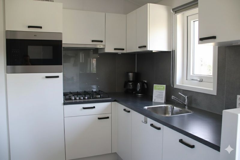Moderne keuken in Vakantiepark De Bremakker - Bosveld 137, De Dennen, Texel. Ideaal vakantiehuis met compleet ingerichte kookruimte op de Waddeneilanden.