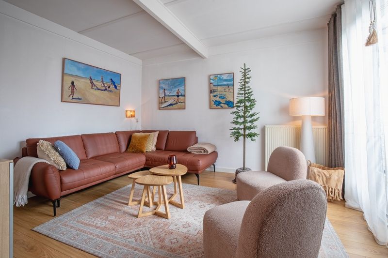 Gezellig terras bij Bungalowpark 't Luwe Land - 7B - De Wijnhof, De Dennen, Texel, omgeven door groene heggen.